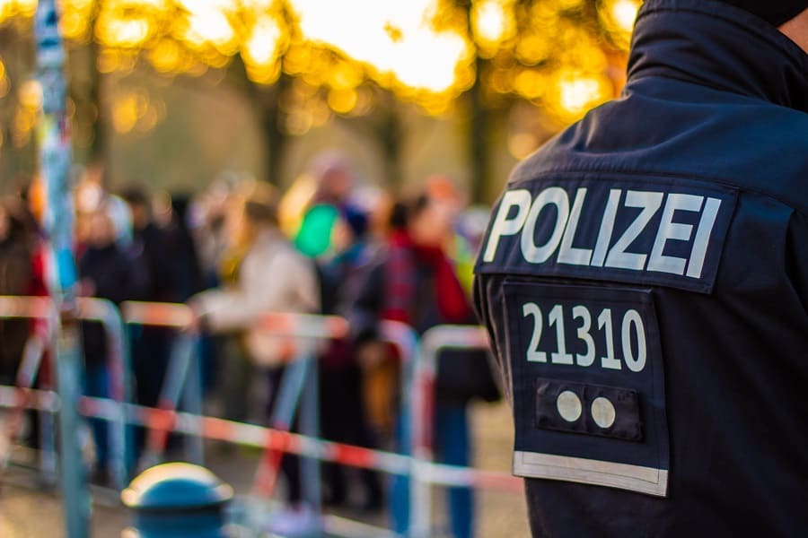 Sperrung der Straße durch die Polizei